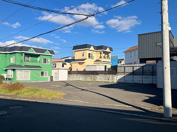 【【現地写真】】周辺には高い建物が少なく陽当り良好です。幅員約8mの道路に面し開放感もあり、風通しも期待できます。
(2025年11月撮影)