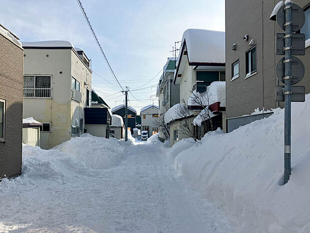 【【現地写真】】北西側は幅員約7.9mの道路に面しています。見通しが良く車庫入れもスムーズに行えますね。
(2026年2月撮影)