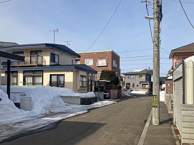 【【現地写真】】南東側が公道に面したうれしい立地の物件です。見通しの良い道路は、お住まいの見栄えが良くなるだけでなく、安全性・防犯性も高まります。
(2026年3月撮影)