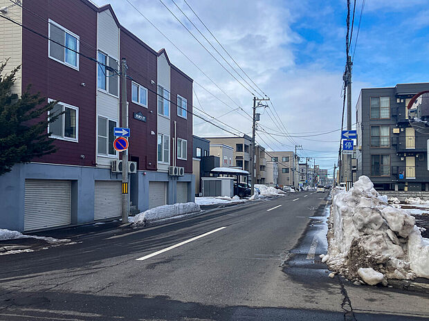 【【現地写真】】幅員約10mの公道に面し開放感がございます。きれいに舗装された前面道路は、お住まいの見栄えも良くしてくれますね。
（2026年3月撮影)