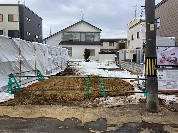 【【現地写真】】木のぬくもりと吹き抜けの開放感を感じられるお住まいが完成予定。完成するのが楽しみですね。
（2026年3月撮影）