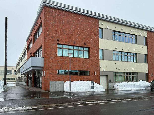 栄南中学校（約550m）