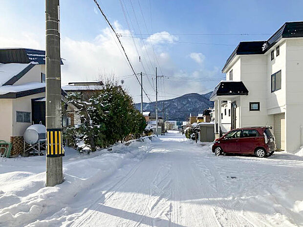 【【現地写真】】幅員6mの公道に面し、お車でのすれ違いや駐車もスムーズにできます。見通しの良い道路は、お住まいの見栄えが良くなるだけでなく、安全性・防犯性も高まりますね。
（2026年3月撮影）