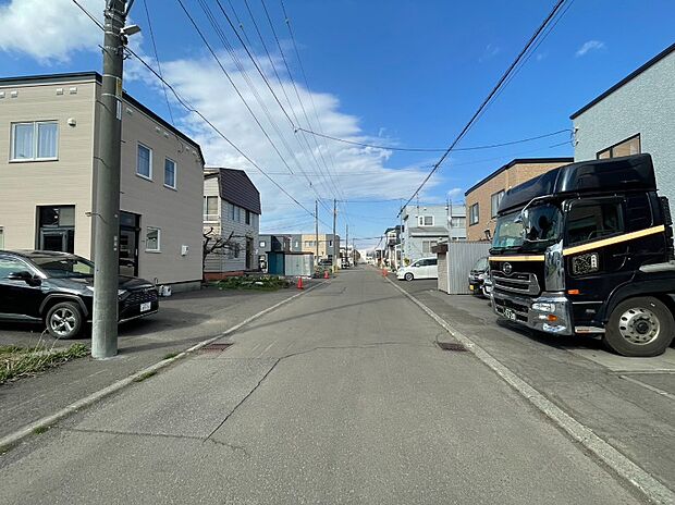【【現地写真】】保育園や小学校、公園が近くお子様にも嬉しい立地。利便性が有りながらも落ち着いた住環境となっております。
(2026年4月撮影）