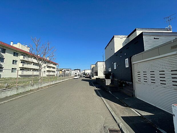 【【現地写真】】「屯田南小学校」まで徒歩約6分、保育園や公園も近く子育て世帯にも嬉しい環境です。徒歩圏内には買物施設も多数揃います。
(2026年4月撮影）