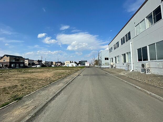 【【南側 前面道路】】きれいに舗装された前面道路は、お住まいの見栄えも良くしてくれます。見通しも良く安全性、防犯性も高まります。
(2026年4月撮影）