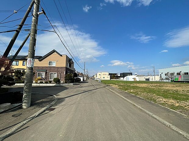 【【北側 前面道路】】徒歩圏内にはスーパーやコンビニ、ホームセンターが揃い、日々のお買い物にも困りません。
(2026年4月撮影）