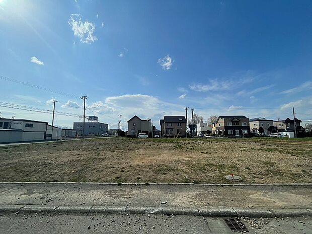 【【南側 現地写真】】現在更地のため、解体費用が掛からず、スムーズに建築を始められます。お引渡しは2026年6月頃になります。
(2026年4月撮影）