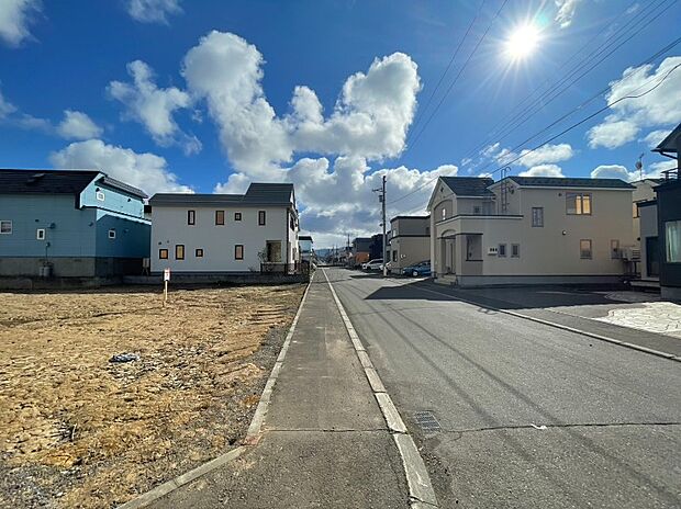【【前面道路】】「新琴似」駅まで徒歩約16分。落ち着いた住宅街にありながら、通勤・通学にも便利なロケーションです。
(2026年4月撮影）
