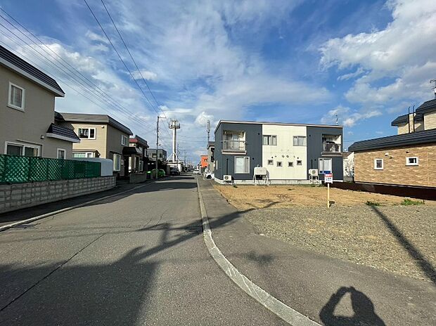 【【前面道路】】開放感あふれる角地です。採光や通風が期待でき、快適に暮らせるお住まいが実現できます。
(2026年4月撮影）