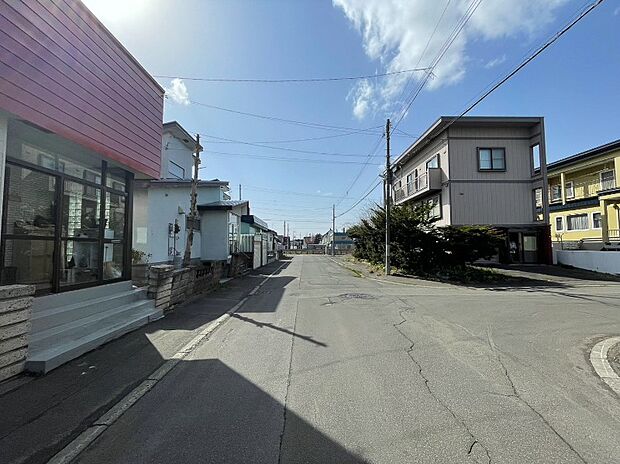 【【現地写真】】小学校まで徒歩約5分と、お子様の通学環境も整っています。子育て世帯にもおすすめです。
（2026年4月撮影）