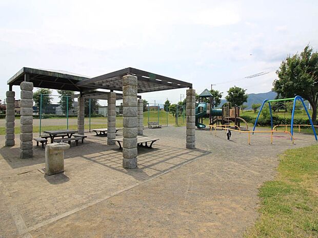 新発寒すみれ公園（約300m）
