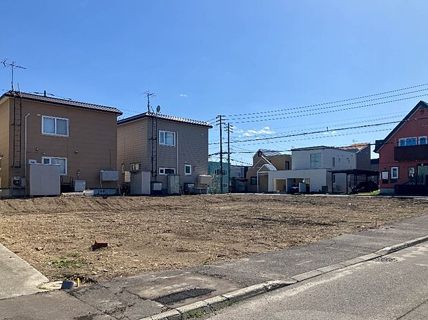 【【現地写真】】コンビニまで徒歩約2分とお買い物にも便利な立地。公園も近く、お子様にも嬉しい環境です。
（2026年4月撮影）