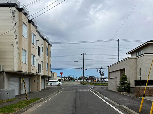 【【現地写真】】前面道路は幅員約10m以上の広さがあります。見通しが良く、お車でのすれ違いや駐車も楽々スムーズですね。
（2026年4月撮影）