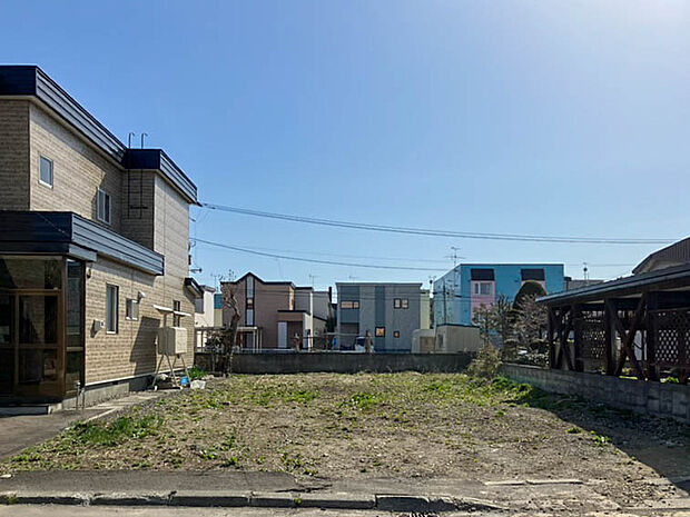 【【現地写真】】既存建物がない更地のため、解体費用を抑えて建築可能。すぐに建築計画をスタートできます。
（2026年4月撮影）