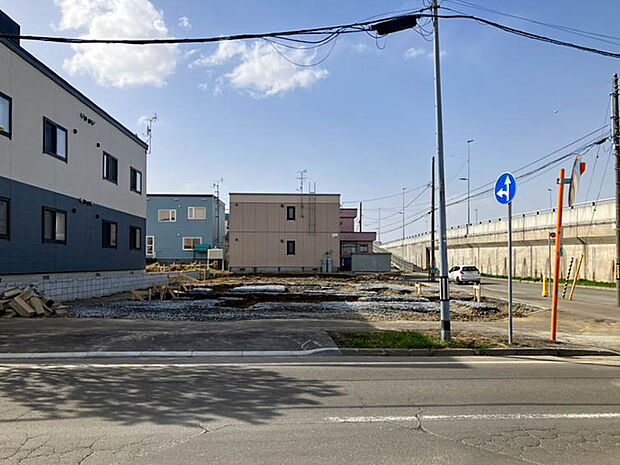 【【現地写真】】広い道路に面しながらも、落ち着いた住環境が魅力です。お子様との外出やペットとのお散歩にも心強いですね。
(2026年4月撮影)