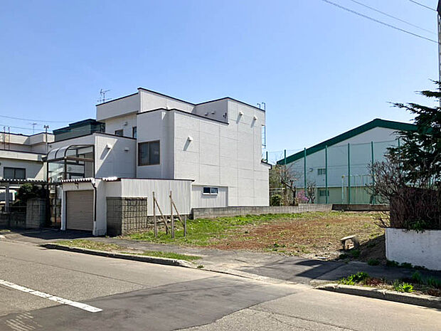 【【現地写真】】間口も広く陽当り、風通しが期待できます。視覚的な広がりも感じ、実際の広さ以上にゆったりとした印象を与えてくれます。
(2026年4月撮影)