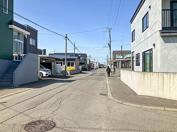 【【現地写真】】比較的車通りも少なく静かにお過ごしいただけます。最寄りバス停まで徒歩約4分と近く、バスでのお出掛けもしやすい立地です。
(2026年4月撮影)