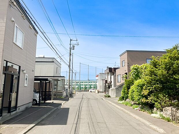 【【現地写真】】南東側約8m公道に面した、開放感のある現地です。陽当りが良く、車の出し入れにもゆとりを感じられます。
（2026年5月撮影）