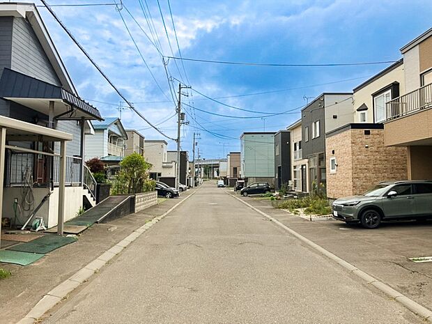 【【現地写真】】キレイに整備された道路は、お住まいの見栄えが良くなるだけでなく、安全性・防犯性も高まります。
(2026年6月撮影)