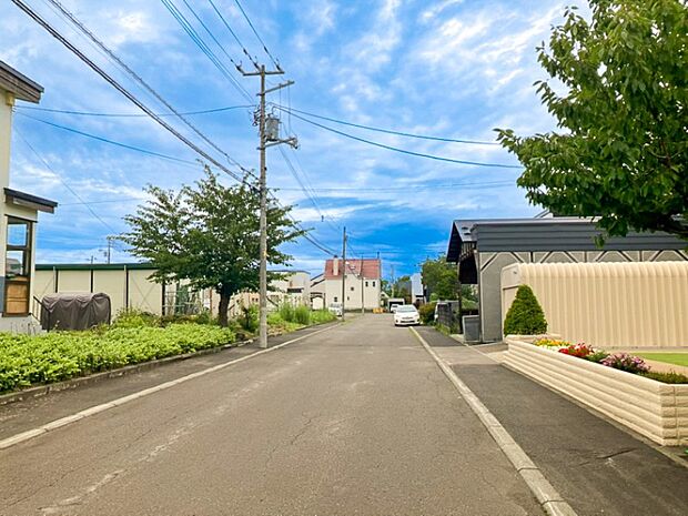 【【現地写真】】どこまでも続いていそうな前面道路が印象的。広々とした景色を感じられる開放的な住環境です。
（2026年8月撮影）