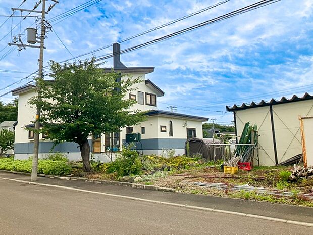 【【現地写真】】コンビニやスーパーなどの商業施設が徒歩圏内に揃い、日々のお買い物にも困りません。ぜひ周辺環境と合わせて現地をご覧ください。
（2026年8月撮影）