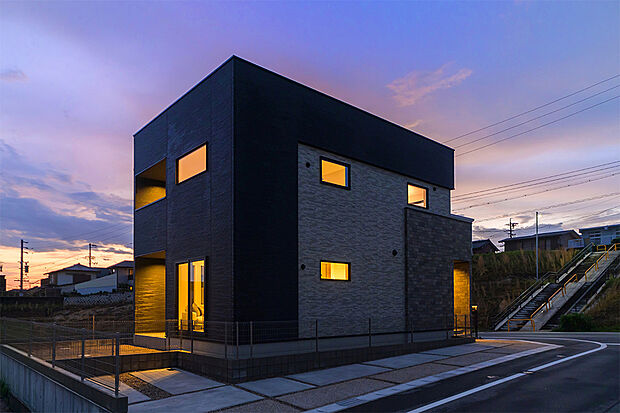 【4号棟モデルハウス】　室内見学可能です。実際の建物の広さや質感、設備などご体感いただけます。
