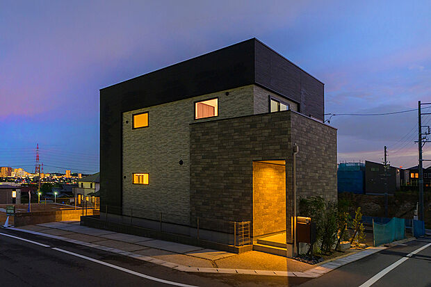【4号棟モデルハウス】　室内見学可能です。実際の建物の広さや質感、設備などご体感いただけます。