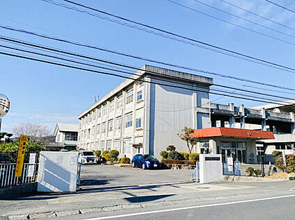 庄小学校 現地から540m。(徒歩7分。)