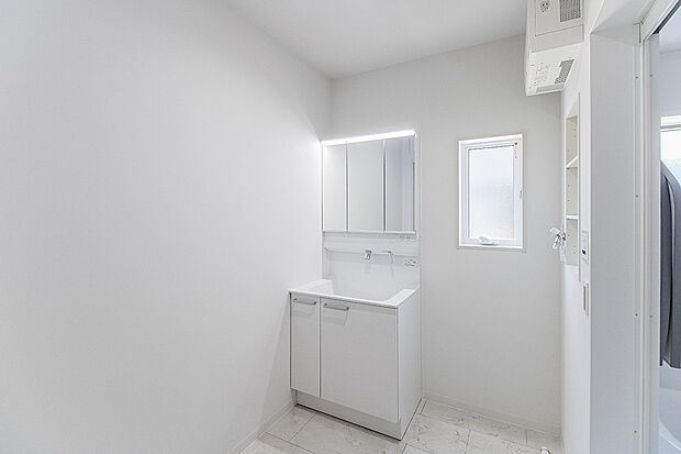 【洗面化粧台】くもりがちな洗面所の鏡もエコミラーならくもりにくいのでストレスを感じず身だしなみを整えられます。