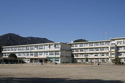 中部中学校 約2540～2580m(自転車10～11分)
