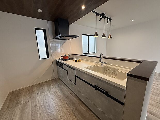 【キッチン】折下天井が上質感を漂わせるペニンシュラキッチン。
食洗器が備わっており、洗い物の時間を短縮し日々のストレスを軽減させてくれます。