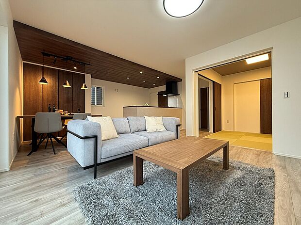 【リビング】リビングダイニングには床暖房が備わっており、ホコリを立てずに室内全体を均一に暖めてくれます。