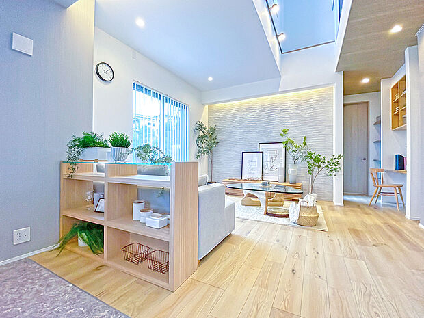 【モデルハウスPLAN01】ダイニング・キッチンの空間とリビングを異なる床デザインで仕切りました。