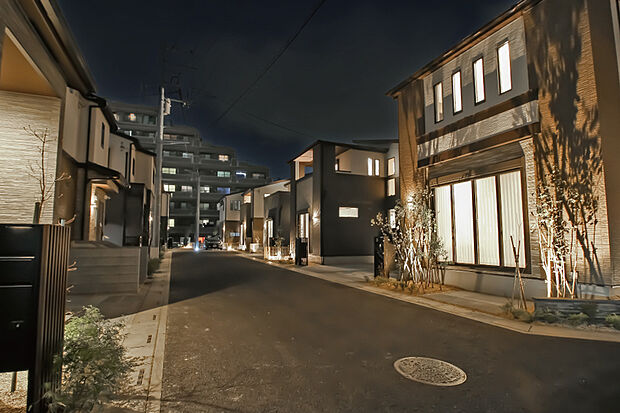 【街並み夜景写真】『永く暮らす住まいと街だからこそ、いつも美しい景観が楽しめ、安心して暮らせる場所であってほしい』という想いで生み出された「灯かりのいえなみ協定?」。 防犯対策は元より、住民が皆でつくる住環境としてわが