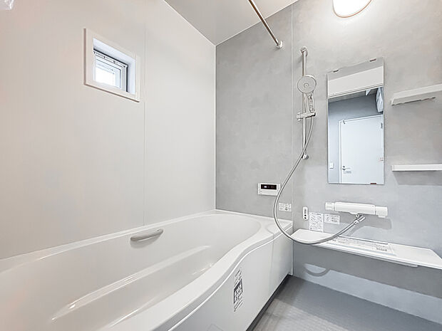 【リクシルバスルーム「AX」】ゆったり寛げる広さのバスルーム。保温浴槽や掃除のしやすい床材。浴室乾燥機など嬉しい機能が充実の仕様です。