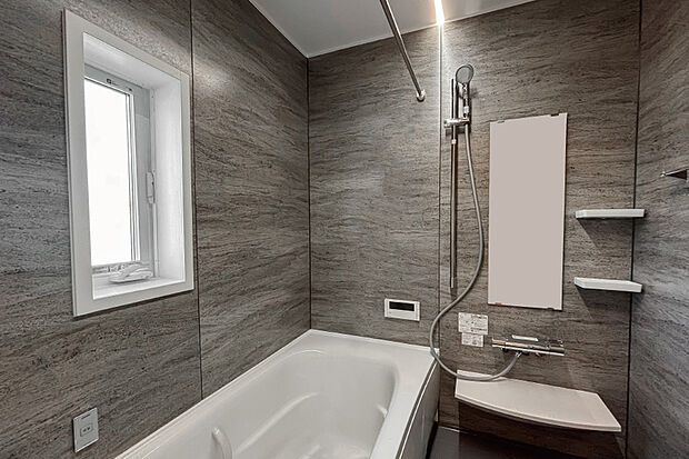 【Panasonicバスルーム「オフローラ」】節約と快適を両立した、一日の疲れを癒すバスルーム。浴槽は軽量で扱いやすいFRP素材で高い保温性と耐久性を実現。
※標準のアクセントパネルは1面のみとなります。