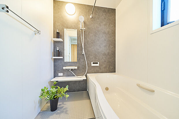 【リクシルバスルーム「AX」】ゆったり寛げる広さのバスルーム。保温浴槽や掃除のしやすい床材。浴室乾燥機など嬉しい機能が充実の仕様です。