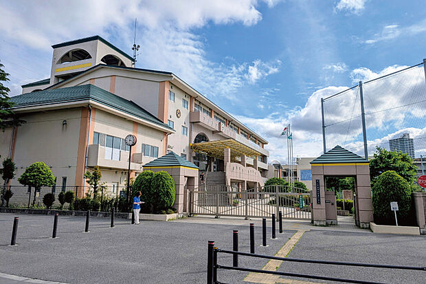 辻南小学校（現地より徒歩11分）