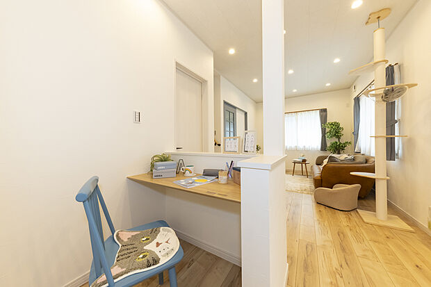 【2号地/カウンター】
お子様のスタディコーナーやリモートワークの作業スペースなど、多用途に使えるカウンターを造作しました。