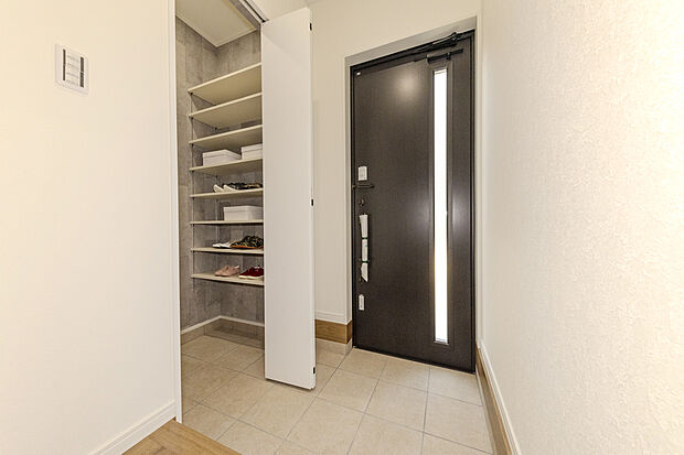 【1号地/玄関】
玄関には、大容量の下足入れの他に、土間収納を設置。ベビーカーやゴルフバッグ、お子様の公園遊びグッズの収納にも活躍。雑多になりがちな玄関周りをすっきりとキープできます。