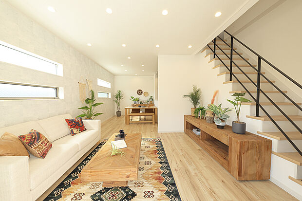 【モデルハウス写真(8号地)】
新生活のイメージが膨らむ、現地モデルハウスを公開中♪暮らしやすいエリアに、家族の“らしさ“を叶えるプランニングで、日々の生活に笑顔が広がります。