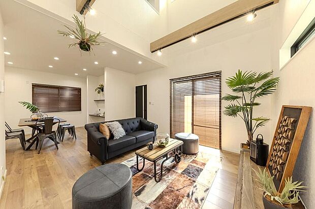 【LDK/当社施工例】
掃き出し窓から注ぐ自然光と、等間隔に並んだダウンライトが柔らかく照らす団欒空間。リビングとダイニングをゆるやかにゾーニングできる設計で、メリハリのあるインテリアが叶います。