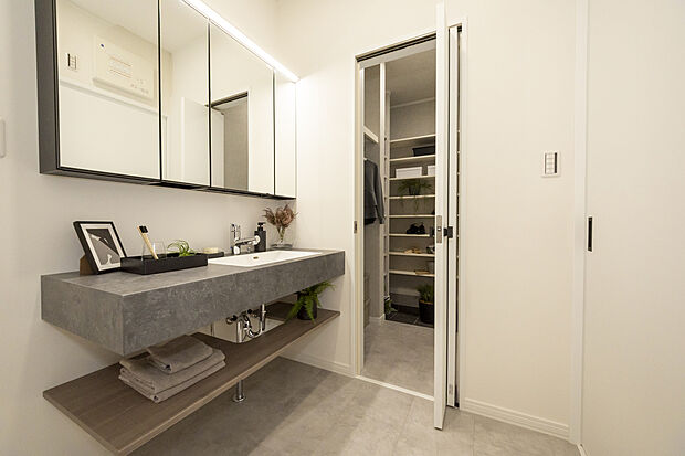 【洗面室(2号地)】フロートタイプの洗面台はゆとりある広さがありホテルライクな印象。シューズクロークを経由し、玄関へ出入りできる設計で、お出かけ&帰宅動線も良好です◎