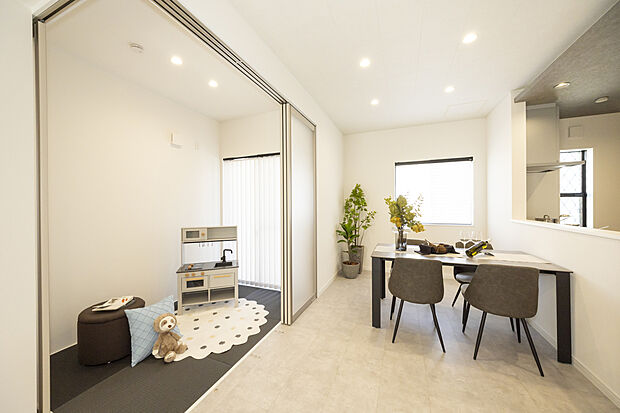 【LDK(2号地)】LDKに隣接するタタミーコーナーはお子様のプレイスペースやお昼寝などに。キッチンから目が届きやすい配置で、様子を見守りながらお料理を進めることができます。