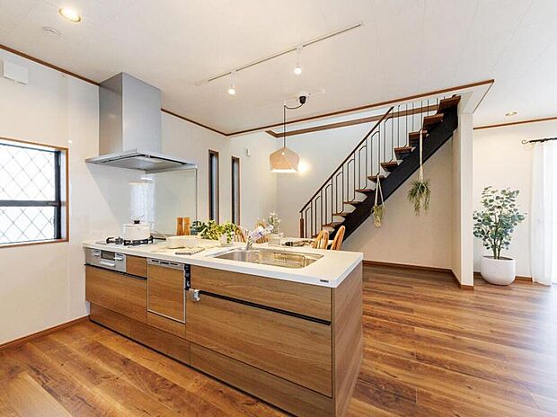 【キッチン/当社施工例】白と木目調が調和したナチュラルな空間。オープン階段にグリーンを吊るし、窓際に配したプランタースタンドにハーブをあしらえば、グリーナリーカフェのような雰囲気に。