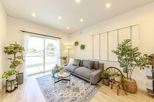 【LDK/当社施工例】
窓から差し込む光が、白い壁と柔らかい色のフローリングに降りそそぎ、一層明るい室内を演出しています。