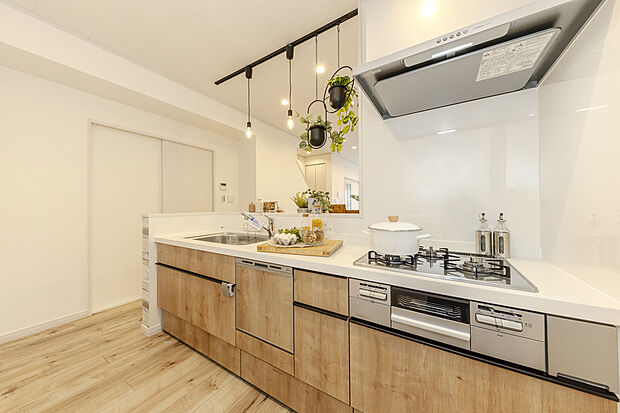 【キッチン/当社施工例】
毎日の家事を充実させてくれる機能性の高いキッチンです。食器洗浄乾燥機で、後片付けも楽々、自分の時間を増やしてくれます。