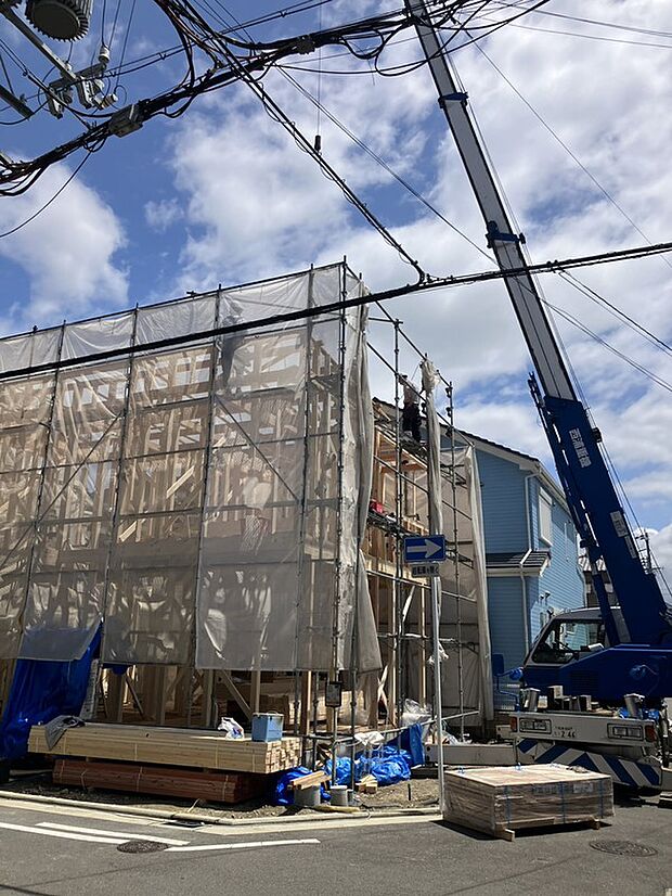 【現地写真(1号地)】現地では建築が順調に進んでいます。南海本線「蛸地蔵」駅まで徒歩5分の好立地!コンビニやスーパーが徒歩10分圏内に位置しており、日々のお買い物もラクラクです。/2026年4月撮影