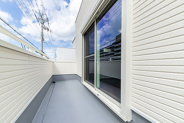 【【2号地/バルコニー】】日照に恵まれた南西向きバルコニーは2ヶ所に設けました。たくさんの洗濯物を干すことはもちろん、用途によって使い分けも可能です。